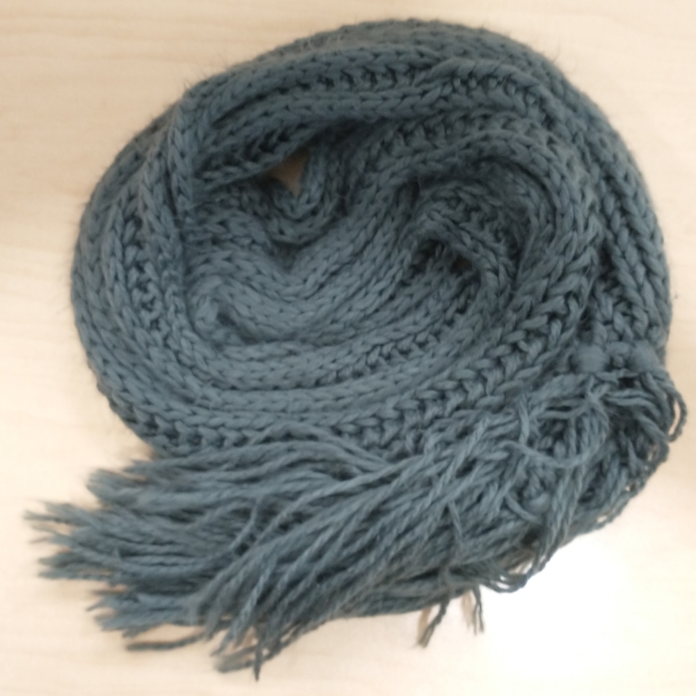 🧁 3/$30 Soft and Long Skinny Knit Scarf